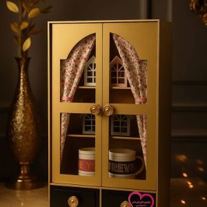 کابینت دیواری چوبی مدل کسری | با درب شیشه‌ای، پرده گل‌دار و کشو